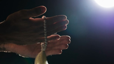 Tafsir Surah Qaf Ayat 40: Bertasbihlah di Sebagian Malam