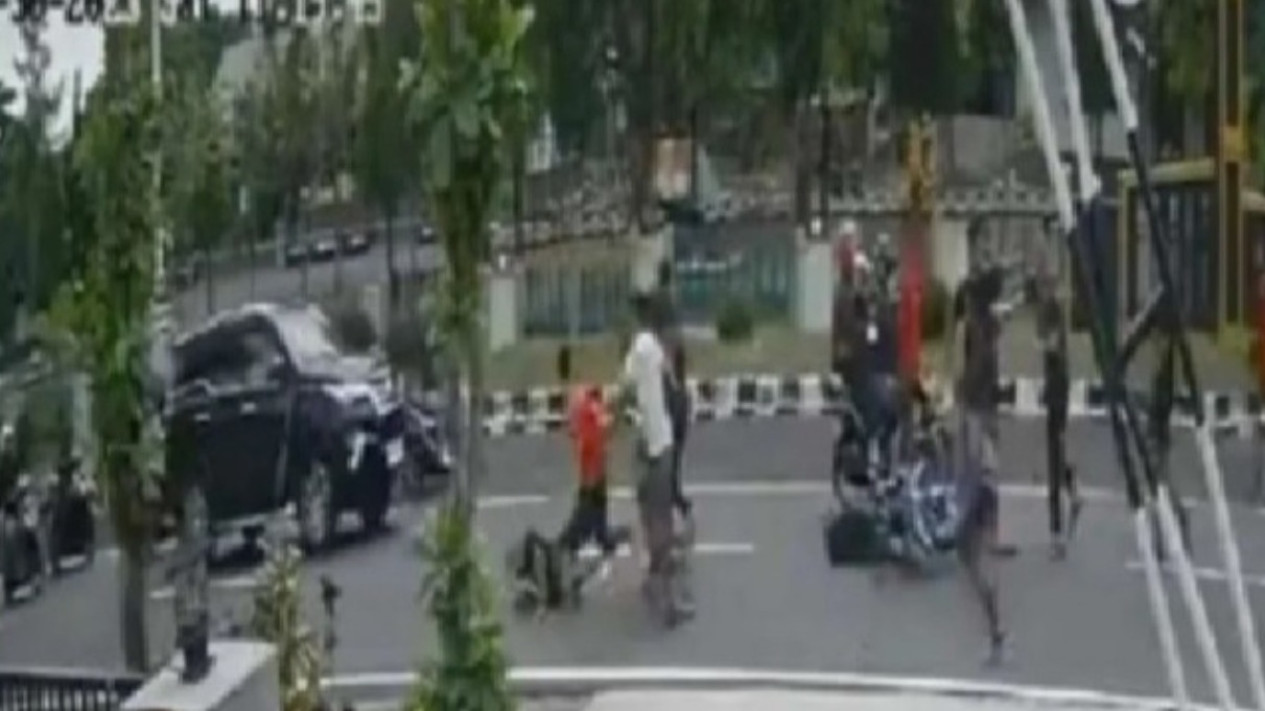 Soal Anggota TNI Aniaya Relawan Ganjar, Megawati: Kok Enak Aja Rakyat Digituin?
            - galeri foto