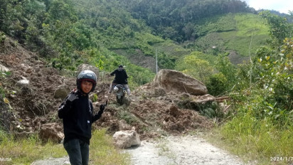 Longsor Timbun Jalan Poros Desa, Warga Butuh Alat Berat Untuk Bersihkan Material Longsor