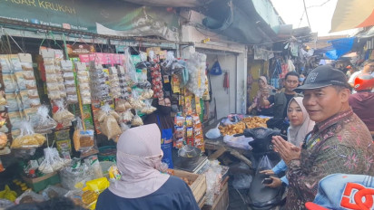 TKD Jatim Prabowo-Gibran Blusukan Pasar Sosialisasikan Program Unggulan ke Pedagang