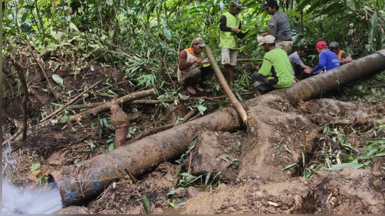 Jaringan Pipa Induk Putus karena Tertimpa Longsor, Empat Kecamatan di Nganjuk Krisis Air Bersih
            - galeri foto