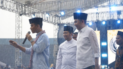 Bersama Ribuan Emak-Emak, Gibran Bersalawat di Bawah Guyuran Hujan