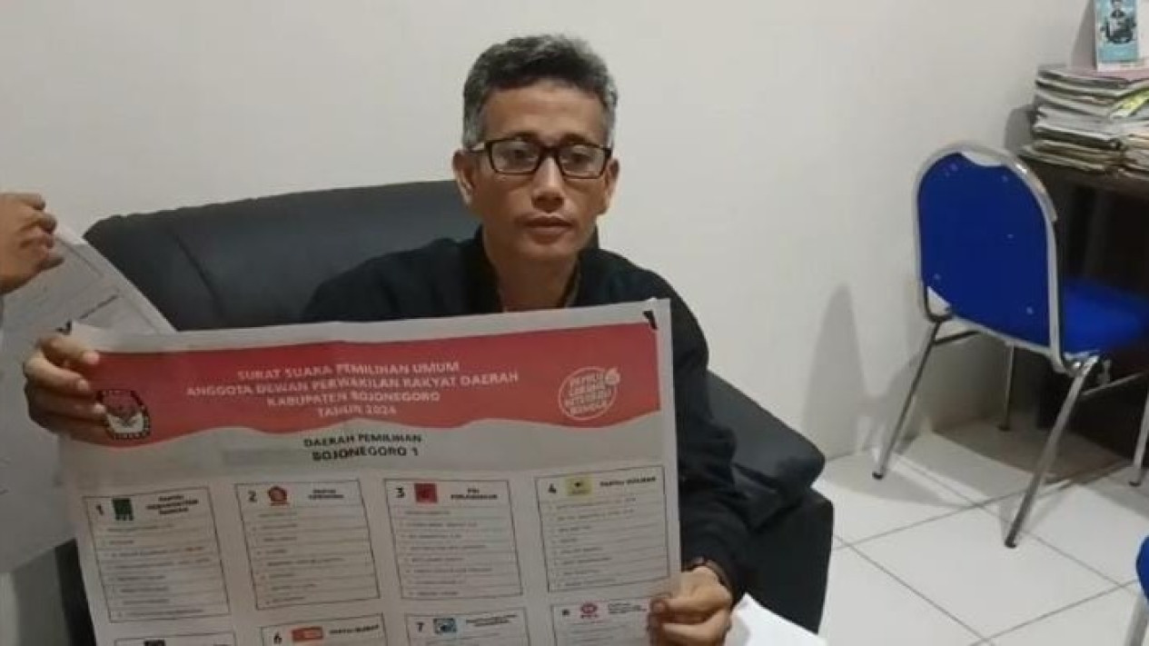 Ratusan Surat Suara Pemilu 2024 Ditemukan KPU Bojonegoro Rusak
            - galeri foto