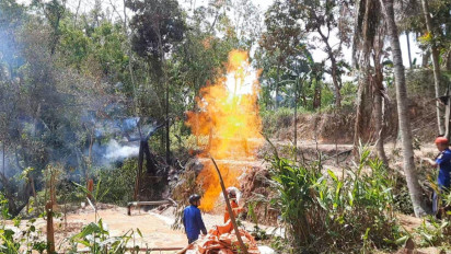 Warga Panik, Sumur Bor Semburkan Api Setinggi 15 Meter hingga Memakan Korban di Pamekasan