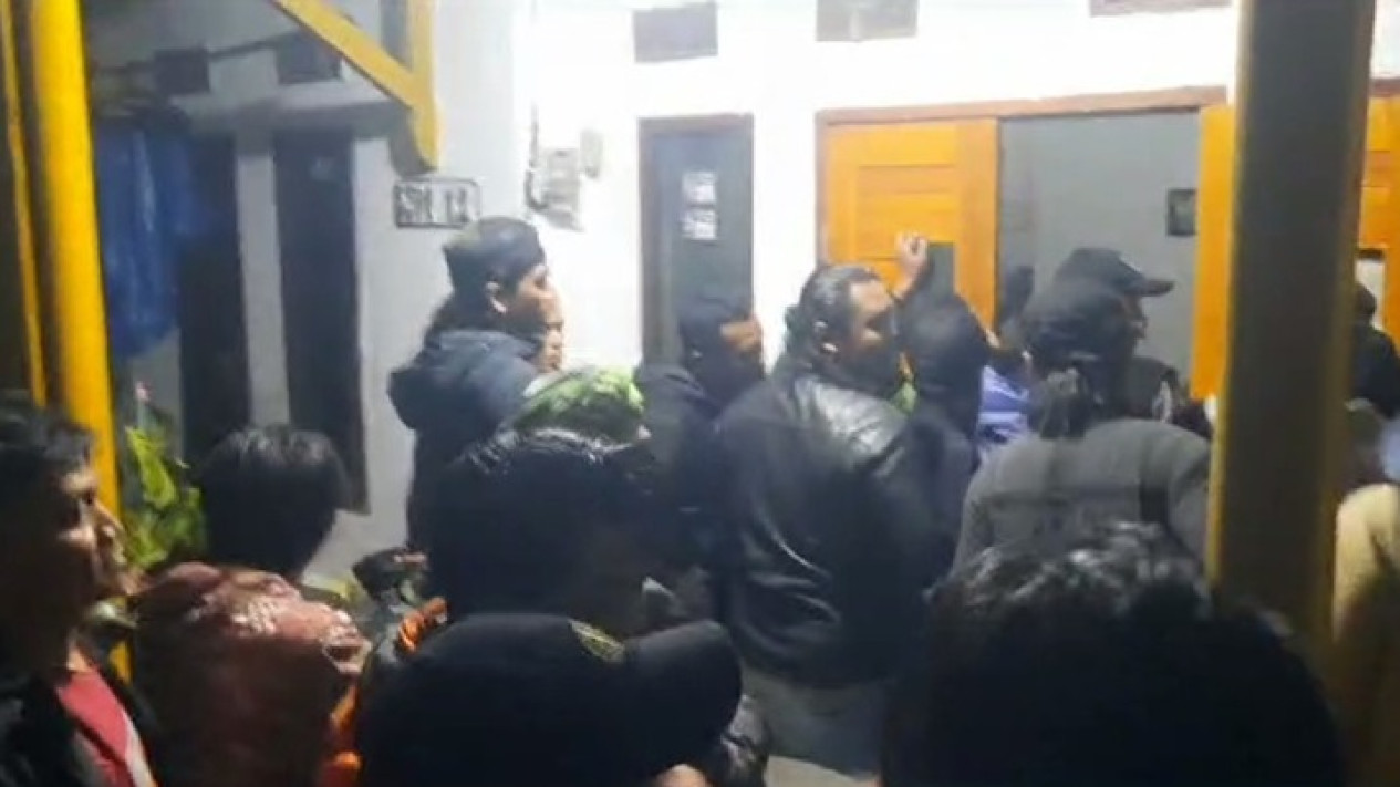 Baliho AMIN Dirobohkan dan Dirobek di Garut, Relawan 'Ontrog' Kediaman Pelaku
            - galeri foto