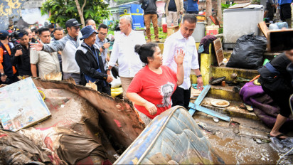 Tinjau Korban Banjir Braga Bandung, Pj Gubernur Jabar Sarankan Warga Tetap Waspada