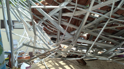 BRAK...! Dua Atap Bangunan Sekolah SMPN 2 Greged Ambruk, Enam Pelajar Luka Tertimpa Puing