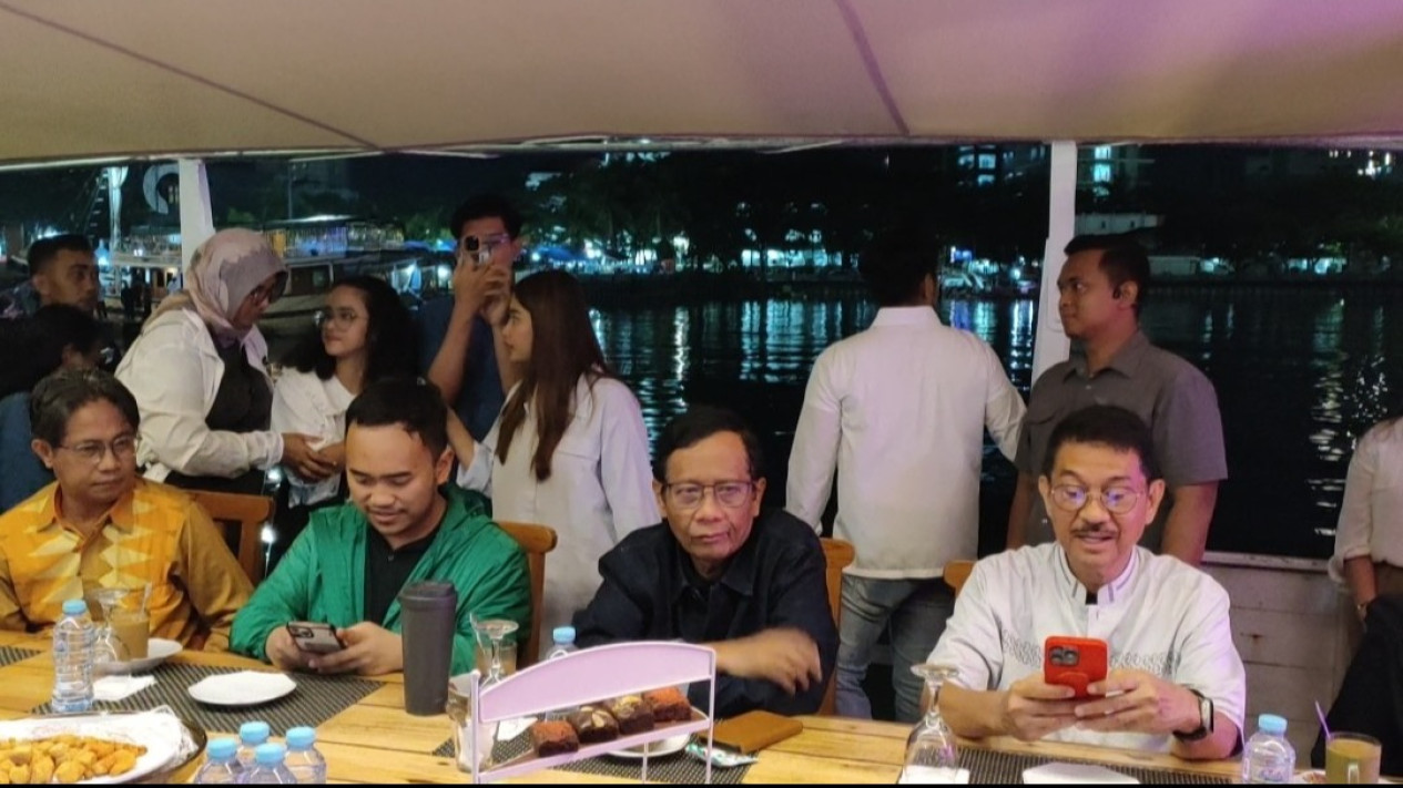 Tiba di Makassar, Mahfud MD Langsung Keliling Pantai Losari Naik Kapal Pinisi
            - galeri foto