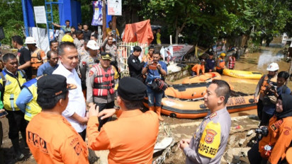 Ribuan Rumah di Dayeuhkolot Kabupaten Bandung Terendam Banjir, Warga Mengungsi di Fasilitas Pendidikan dan Ada yang Bertahan di Lantai 2 Rumahnya