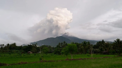 PVMBG Imbau Warga Jauhi Aliran Lava Pijar Erupsi Lewotobi