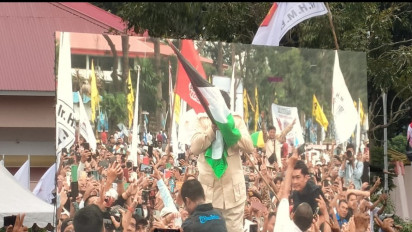 Buat Merinding! Prabowo Cium Bendera Palestina saat Kampanye di Kepulauan Riau