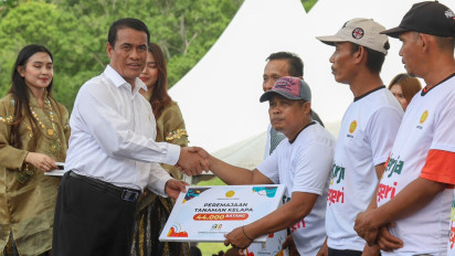 Sasar Pertanian Berkelanjutan, Mentan Amran Serahkan Bantuan di Kabupaten Wajo