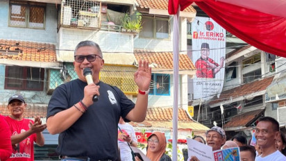 Hasto: Ayo Foto Bersama Ibu-Ibu, Senyum dan Salam Tiga Jari