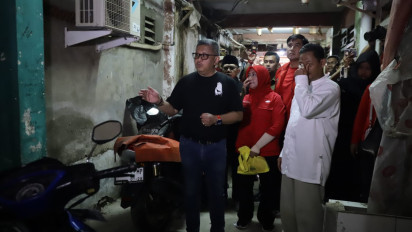 Bagi-bagi Telur di Rusun Tanah Tinggi, Sekjen PDIP Hasto Singgung Prabowo-Gibran soal Susu Impor