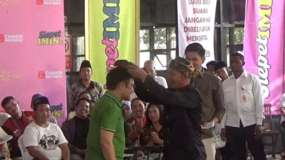 Slepet Imin, Masyarakat Tengger Probolinggo Pasangkan Udeng Pada Cawapres Muhaimin Iskandar