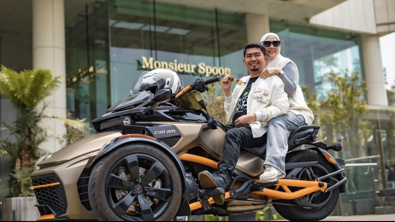 Bikin Melongo! Ustaz Solmed Bangun Rumah Mewah Rp24 Miliar, Ada Pom Bensin, Ruang Gym Hingga Spa dan Salon
            - galeri foto