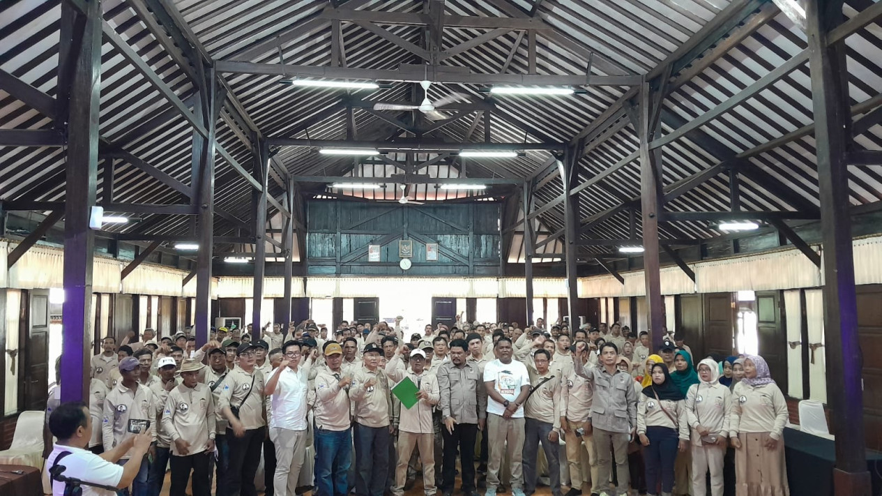 Ratusan Petani di Purbalingga Sepakat Dukung Prabowo-Gibran, Ketersediaan Pupuk Disorot
            - galeri foto