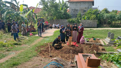 Suasana Haru Warnai Pemakaman Putri, Korban Tewas Terbakarnya Karaoke New Orange di Kota Tegal