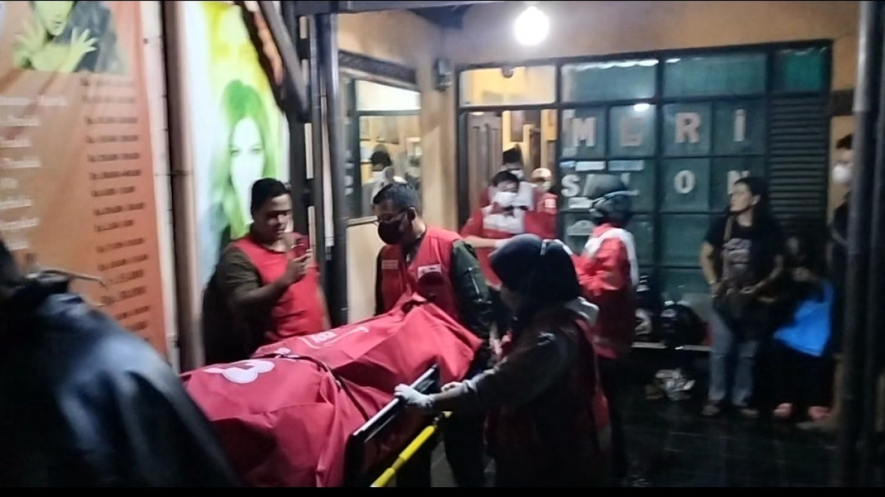 Pasutri Ditemukan Meninggal Dunia di Dalam Kamarnya 
            - galeri foto