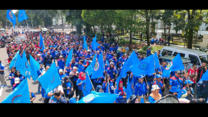 Kembali Aksi Gelar Demonstran, Ratusan Buruh di Jabar Kepung Gedung DPRD Jabar 