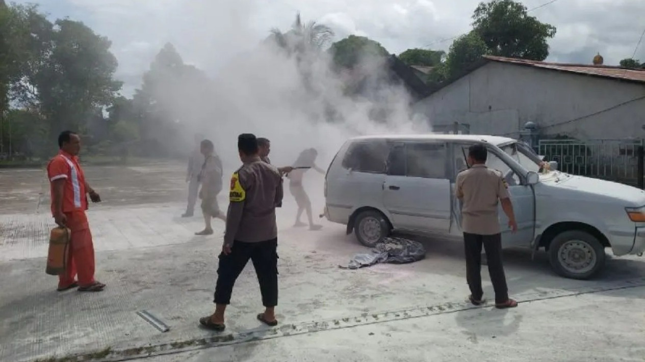 Sebuah Minibus Terbakar Usai Mengisi BBM, Pengemudi Alami Luka Bakar
            - galeri foto
