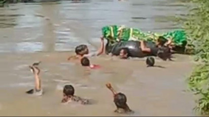 Miris! Tak Ada Jembatan, Warga Pesisir Barat Lampung Tandu Jenazah Seberangi Sungai Menggunakan Ban