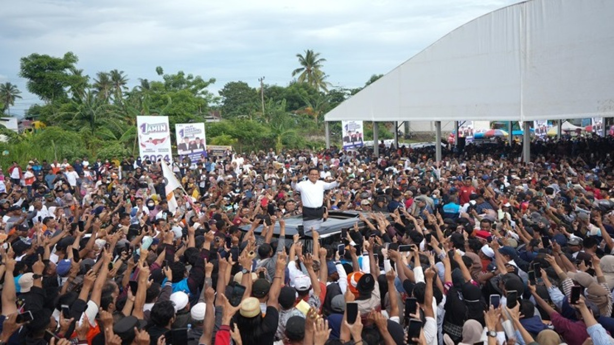 Lautan Manusia Sambut Anies di Bone: Uang Bisa Gerakan Massa, Tapi Tak Bisa Gerakan Semangat
            - galeri foto