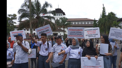 Miris! Ratusan Ijazah Siswa Sekolah di Jawa Barat Masih Tertahan, Orang Tua Gelar Aksi Unjuk Rasa di Gedung Sate