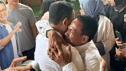 Warga Kampung Bayam Peluk Erat Anies, Keluhkan Kepastian Tempat Tinggal: Nasib Kami Gimana?