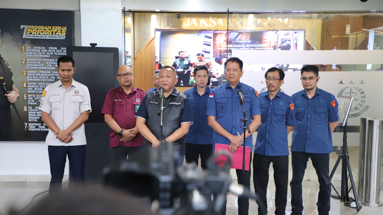 Korupsi Emas Logam Mulia, Kejagung Pastikan Ada Tersangka Baru Diduga Pegawai PT Antam
            - galeri foto