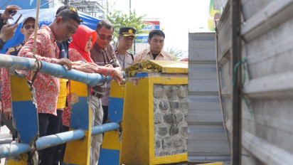 Tinjau Banjir Wilayah Jetis, Mojokerto, Bupati Ikfina Minta Normalisasi Sungai Dipercepat