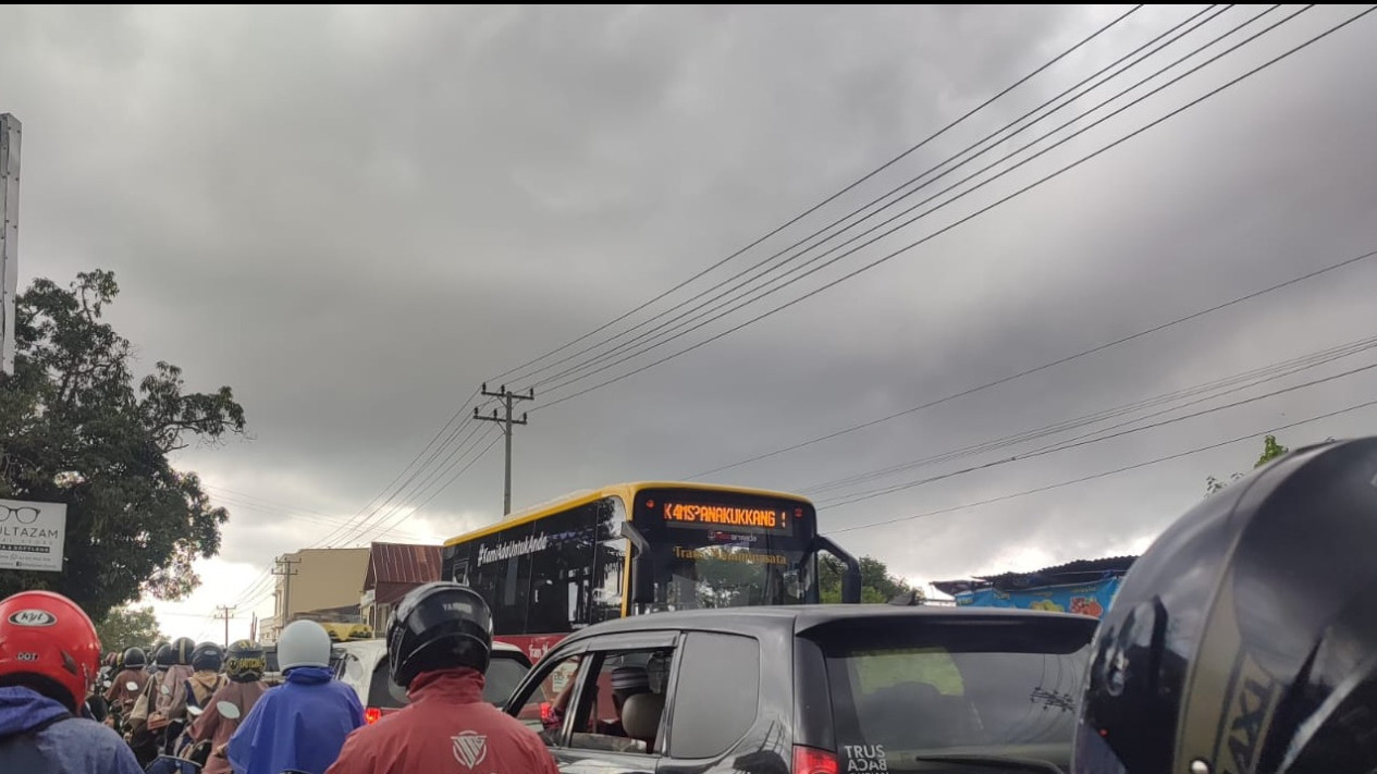 Empat Hari Kedepan Warga Sulsel Dihimbau Waspadai Cuaca Ekstrem
            - galeri foto