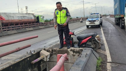 Tabrak Pembatas Jalan, Pengendara Motor di Semarang Jatuh dari Atas Jembatan Layang