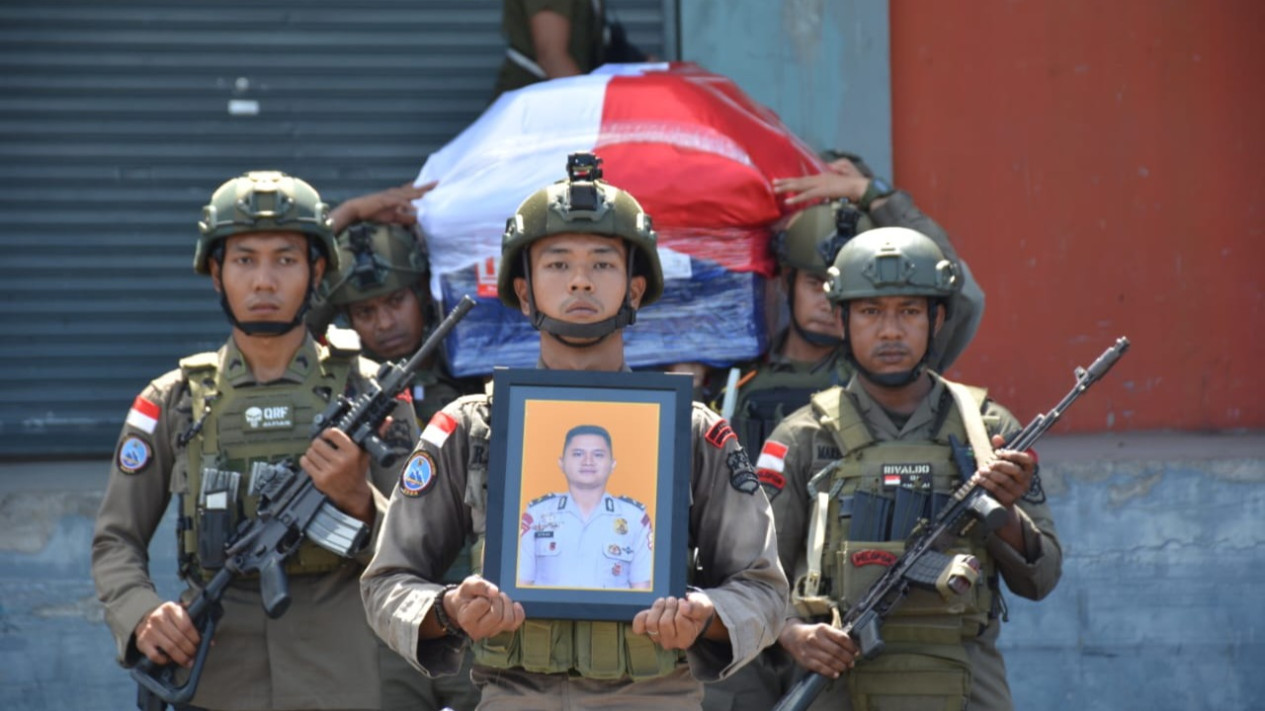 Personel Operasi Damai Cartenz 2024 yang Tewas Ditembak KKB Intan Jaya Dimakamkan
            - galeri foto