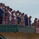 Viral Masjid Terendam Banjir 6 Meter, Jamaah Salat di Atas Genteng