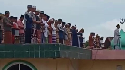 Viral Masjid Terendam Banjir 6 Meter, Jamaah Salat di Atas Genteng