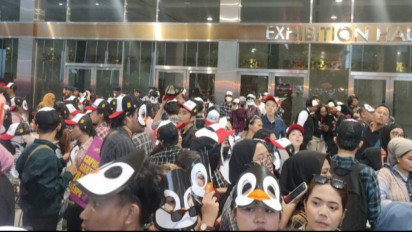 Pasukan Penguin Datang ke JCC Dukung Ganjar-Mahfud pada Debat Cawapres di JCC