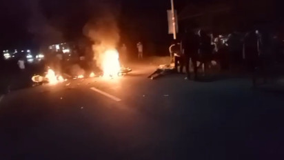 Tabrakan Maut Motor vs Motor 2 Korban Tewas 1 Kritis, Motor Terbakar
