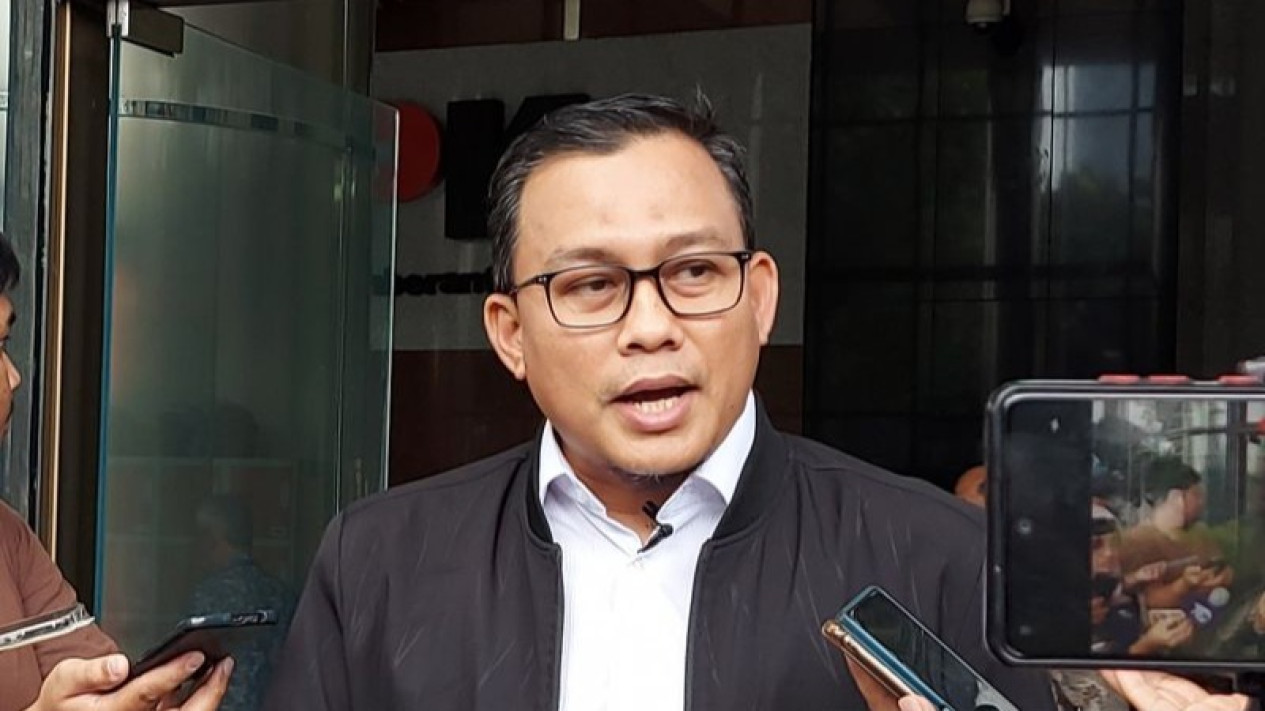 KPK Sebut Dua Tersangka Suap di DJKA Kemenhub Ternyata Berstatus ASN dan Pegawai BPK
            - galeri foto