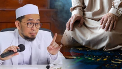 Manakah yang Benar, Saat Tahiyat Jari Telunjuk Sebaiknya Digerakkan Atau Diam, Ustaz Adi Hidayat Bilang Seharusnya…