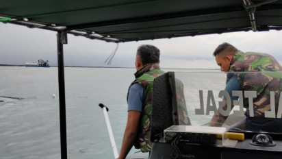 TNI AL Evakuasi Dua Nelayan Korban Perahu Tenggelam di Perairan Tegal