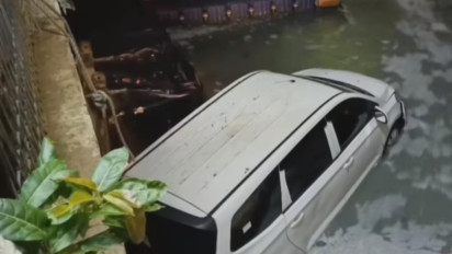 Pengemudi Salah Injak Pedal Saat Parkir, Dua Kendaraan Tercebur ke dalam Kali di Palmerah