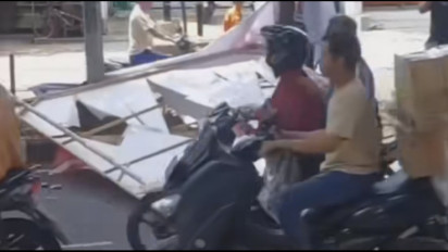 Terjadi Lagi, Alat Peraga Kampanye Timpa Ibu-ibu hingga Terjatuh di Cakung