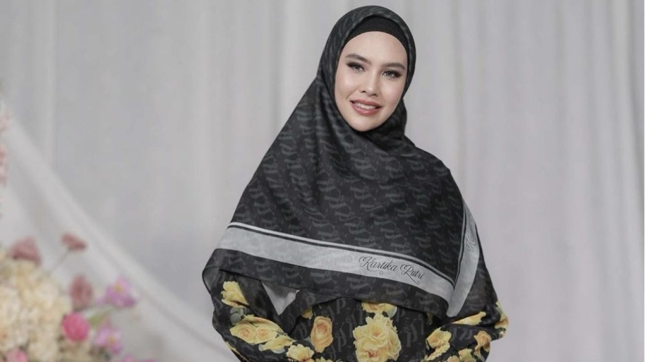 Kartika Putri Tantang Anies, Prabowo dan Ganjar Ngaji: Gak Usah Debat Doang, Kan Muslim dan Haji
            - galeri foto