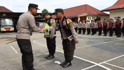 Jelang Pemilu dan Wujud Colling System, Kapolres Palopo Bagikan Rompi ke Personil