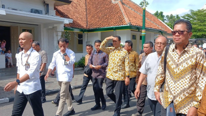 Sowan ke Sri Sultan Hamengku Buwono X, Anies Baswedan Jalan Kaki Menuju Kantor Gubernur DIY