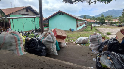 Miris! Sampah Menumpuk di Pengungsian Lewotobi, Wabah Diare Mengancam