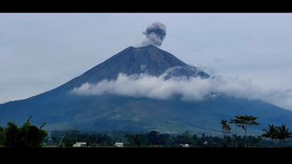 Gunung Semeru Erupsi Semburkan Kolom Abu Setinggi 800 Meter, PVMBG : Status Siaga
