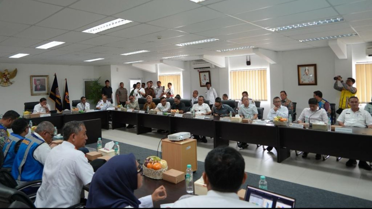 Menko Airlangga: Tidak Ada Kawasan yang Terdapat Pelabuhan Tidak Maju, Pelabuhan Internasional Patimban akan Memberikan Dampak Pertumbuhan Signifikan pada Kawasan
            - galeri foto