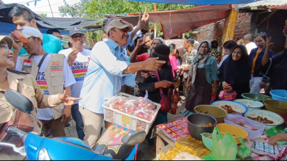 Aksi Goyang "Gemoy" Pendukung Prabowo Menggoyang Pasar Kedondong Surabaya